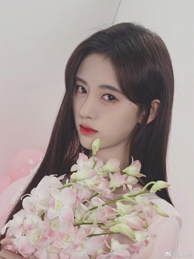 鞠婧祎变捧花少女双目含情 白面红唇人比花娇