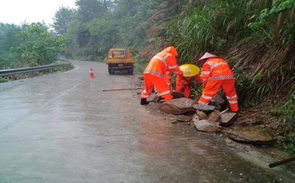 养护抢险突击队在红英线疏通涵洞,排水沟,排除路面积水及边坡落石.