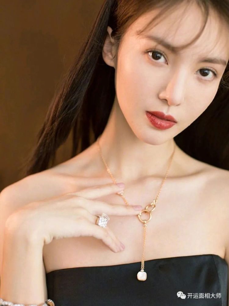 金晨刚出道的时候双眼皮比较窄,后面做了双眼皮加宽手术?
