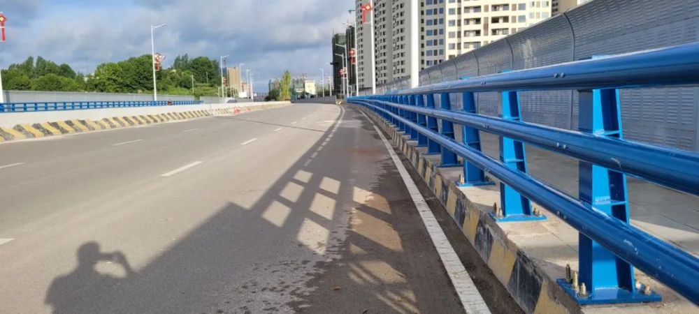 清镇市2021年"十件实事"市政道路及桥梁增设防撞护栏建设项目施工完毕