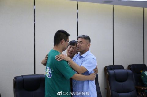 郭刚堂与被拐儿子郭新振相认.