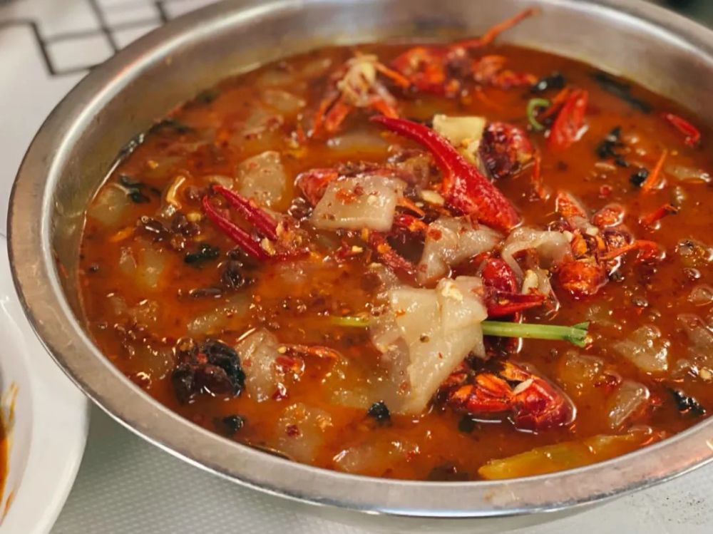 一些店制作的口味虾,加入筒子骨汤熬煮,吸满汤汁的魔芋豆腐和虾一样