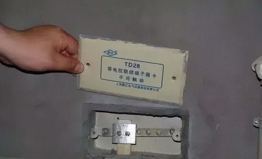 很容易导电漏电,等电位箱的作用就是卫生间中各电气装置和接地系统都