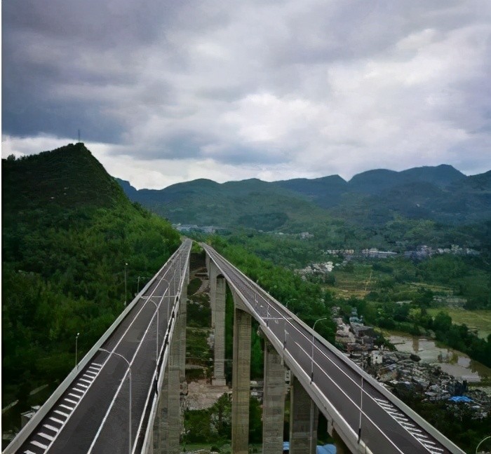 一条建设难度很大的高速,桥隧比76.9%,是渝湘高速的辅助线路
