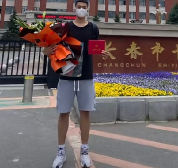 西南政法准大一新生,身高198cm堪比模特,好像小说男主