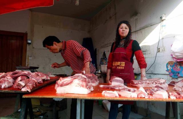 基本上半个月才吃一次,上个月去超市购买猪肉,那时候五花肉才十二块钱