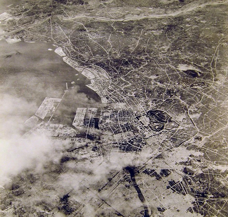 空袭后第二天(3月10日)美军航拍照片,注意照片底部的城市已经变成了