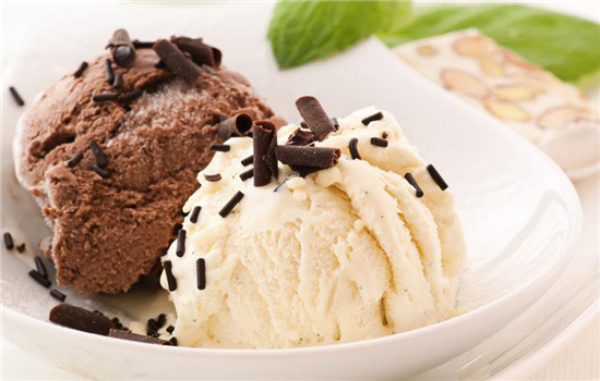 冰淇淋可分为3大类: 全乳脂冰淇淋:乳脂肪含量不低于8%; 半乳脂冰淇淋