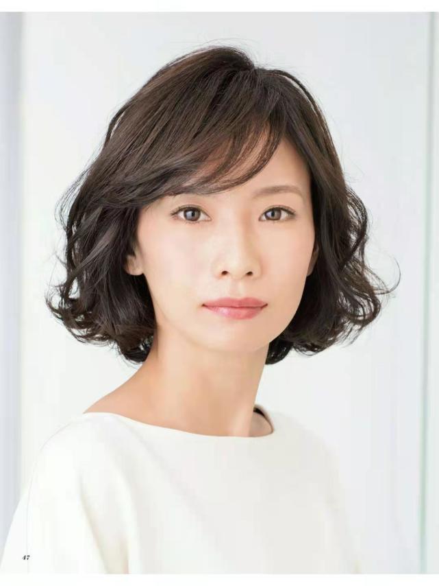 50岁女人,发型要"减龄"更要"洋气",烫发和发色千万别