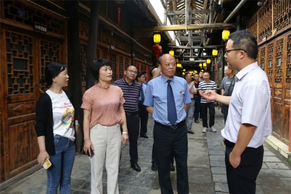 近日,恩施州人民检察院党组成员,副检察长詹晓红,宣恩县委政法委书记