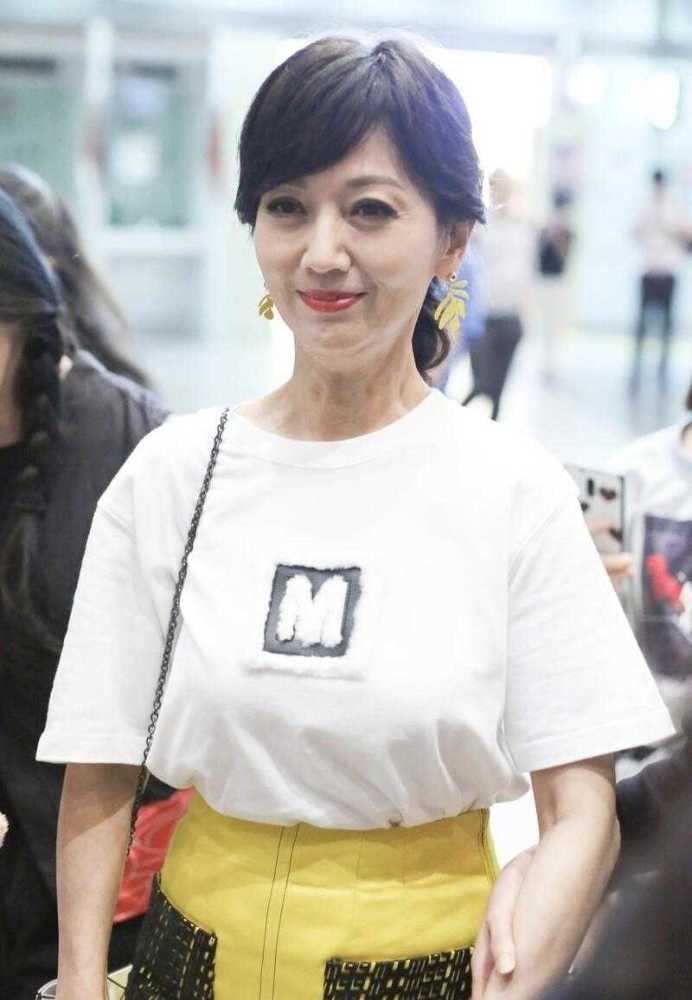 赵雅芝根本不认老,穿t恤配开叉裙扮嫩,生图看首就是66