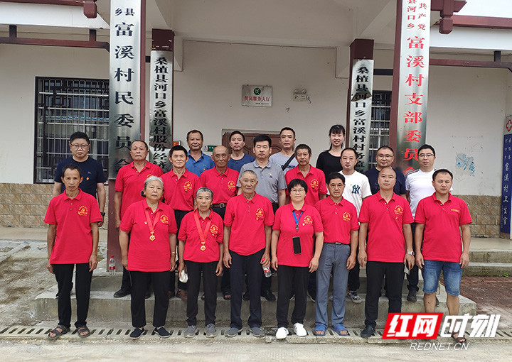 活动搬到乡村振兴一线,先后组织20名党员来到桑植县澧源镇尚家坪村