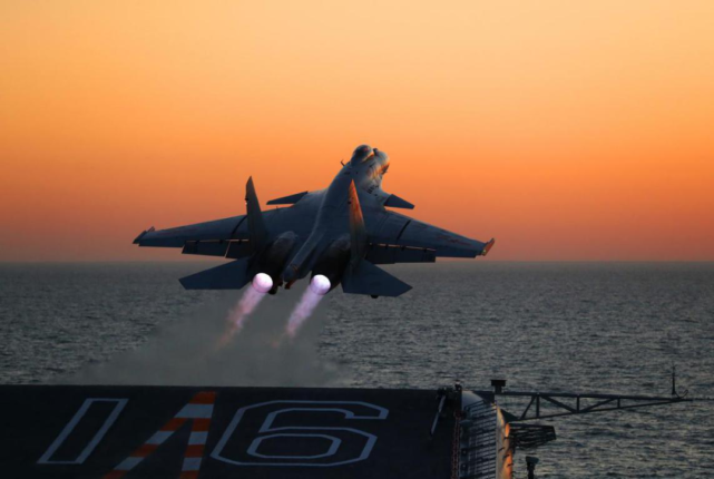 2012年11月22日,我国首款舰载机歼15飞机在中国首艘航母辽宁舰上起飞.