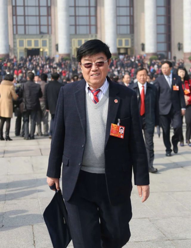 徐镜人先后荣获全国劳动模范,优秀中国特色社会主义建设者,全国优秀