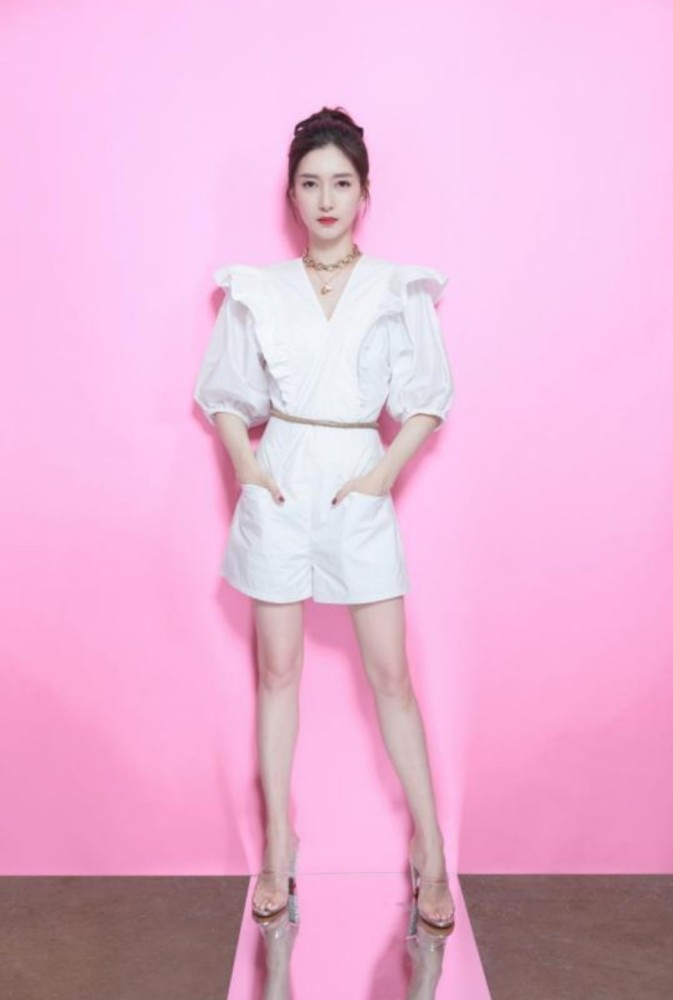 江疏影穿抹胸白裙,下衣做开叉设计很性感,这身材曲线不比超模差
