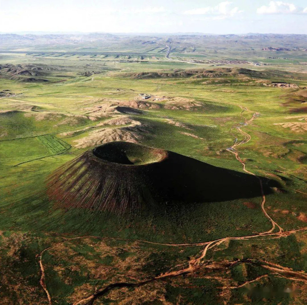 察哈尔火山群 遗落的内蒙古草原深处的火山景观 草原上的火山,是难得