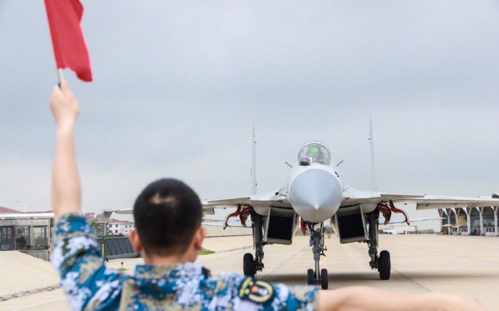 海军列装歼16,舰载航空兵与岸基航空兵,谁将主宰未来