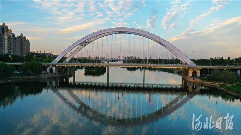 河北省邢台市七里河钢铁桥段美景如画,吸引着众多市民前来休闲娱乐.