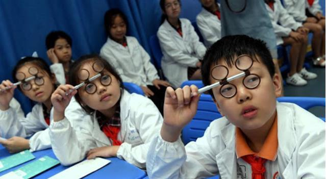 近视学生中,近10%近视学生为高度近视,而且占比随年级升高而增长,在