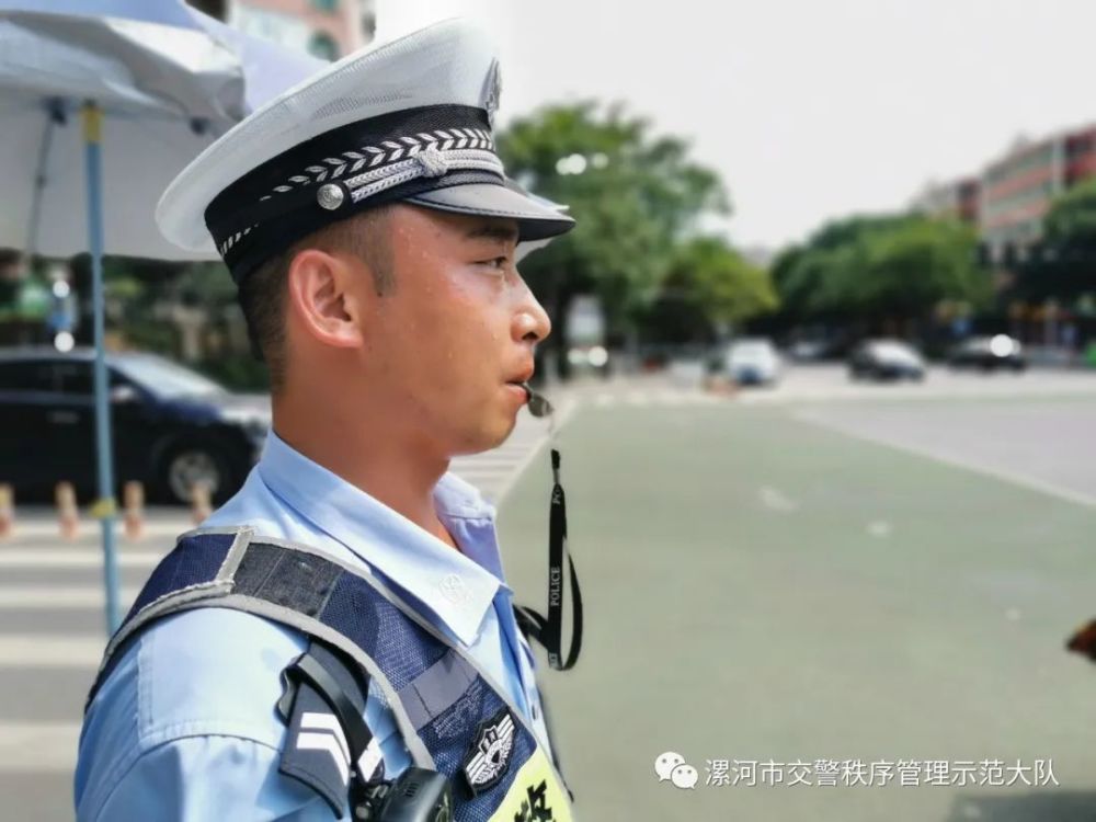 即使这么炎热的天气 只要你在路上有困难 交警叔叔一定会停下帮你脱困