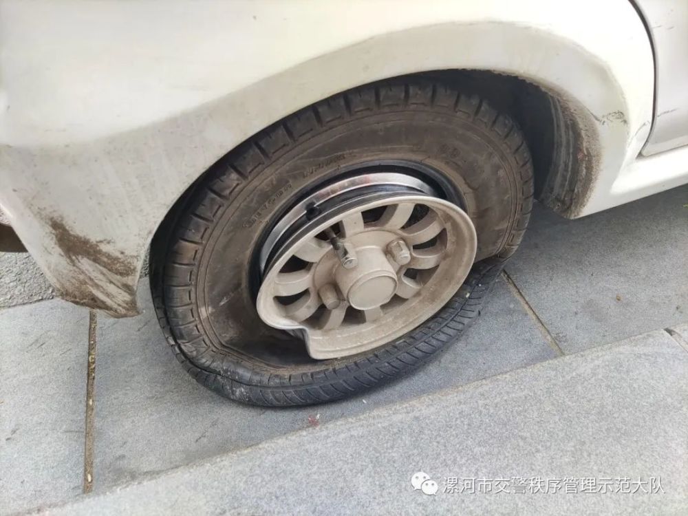交警贾陈林在执勤时发现一辆白色电动三轮车爆胎,且车胎钢圈变形.