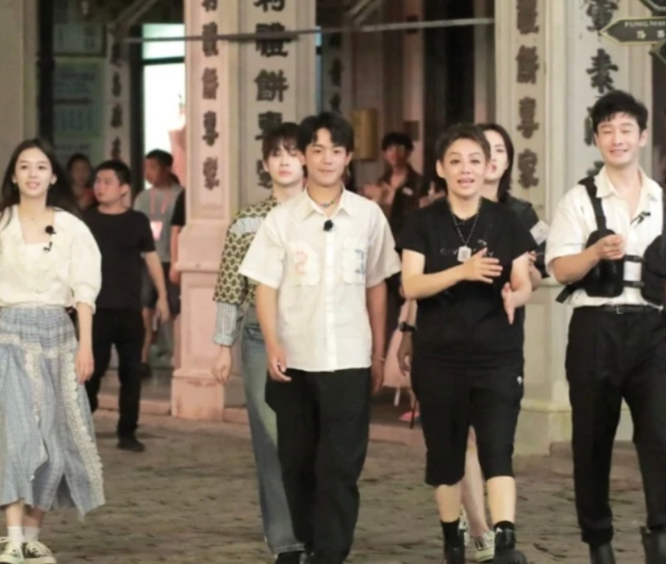 中餐厅5 快录完了,官博晒丁真龚俊同框照,路透的颜值更让人心动