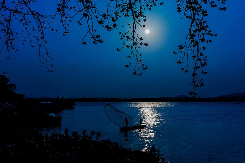 这首诗以明月为骨,配以江天一色的美景,从海上明月与潮水共生开始
