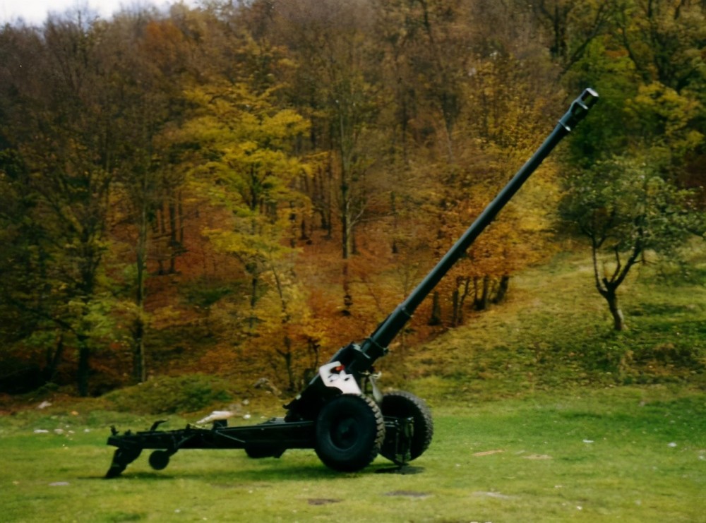 罗马尼亚炮兵,保留大量老旧的牵引火炮,最新型的火箭炮来自美国