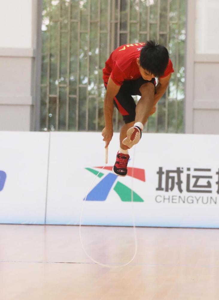 山东选手李永琪荣获第十四届全国学生运动会跳绳个人花样组冠军