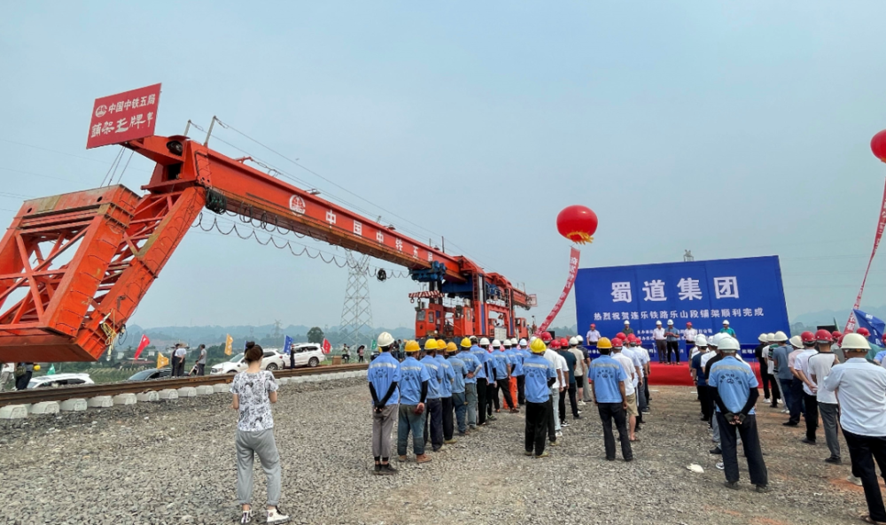 连乐铁路起于内江市威远县归连铁路的连界站,经眉山市仁寿县,乐山市