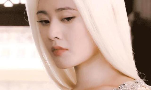 《楚留香传奇》中的秋瓷炫,饰演第一美人石观音,为爱瞬间便白头
