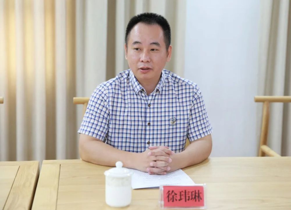 徐伟琳对县检察院近年来取得的工作成绩予以充分肯定,并对立足检察