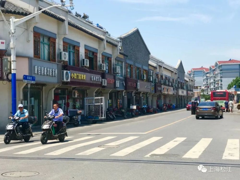 横跨东西的镇南路,与纵贯南北的竹亭路是张泽镇上两条最为主要的商业