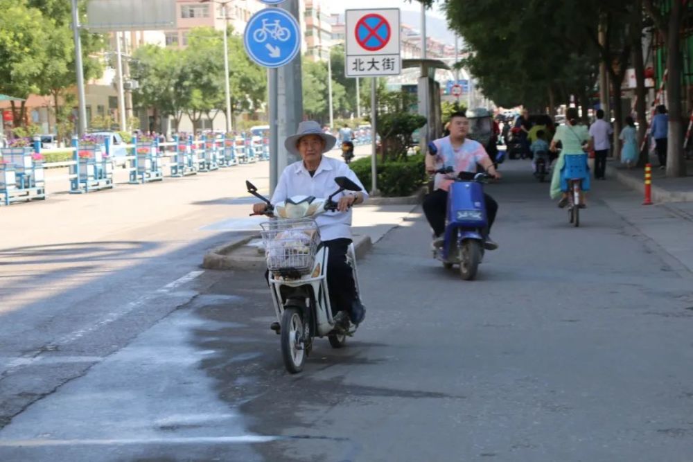 曝光,陇西这些人骑电动车不戴安全头盔还逆行