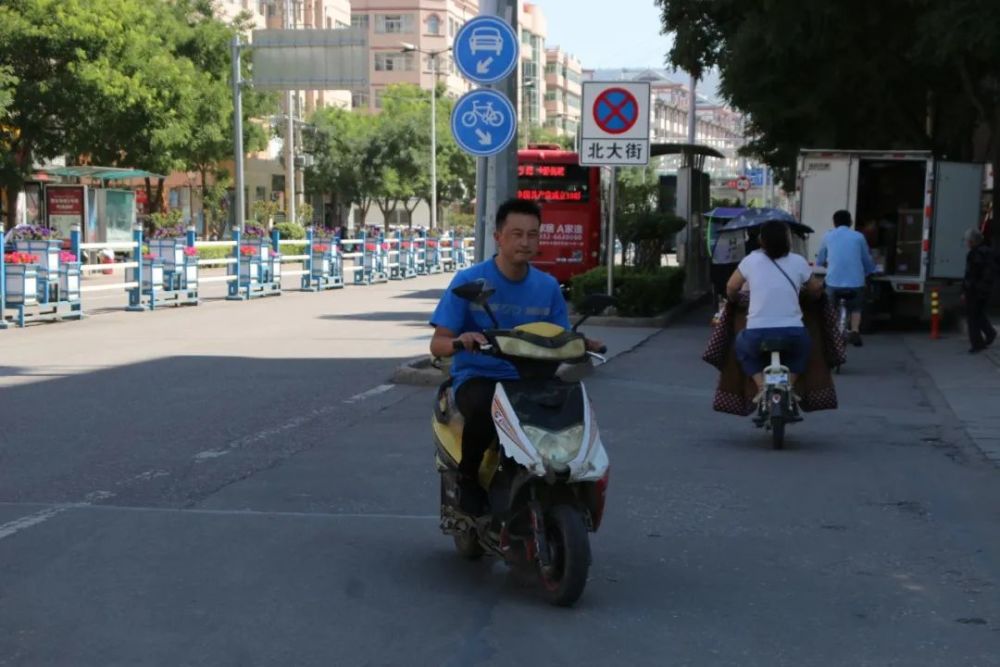 曝光台陇西这些人骑电动车不戴安全头盔还逆行