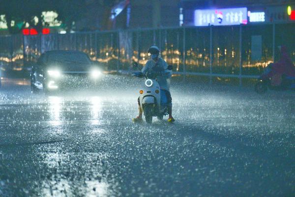 郑州今天这场暴雨"威力十足",市民猝不及防雨中奔跑