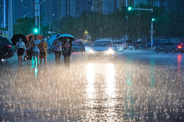 暴雨中的郑州街头.