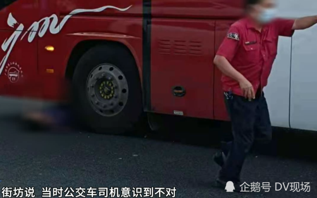 在海珠区江南大道中与昌岗中路的路口,发生了一起交通事故,公交车与行