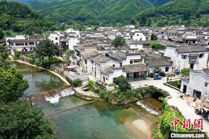 7月14日,被山水环绕的黟县卢村古村落全貌 韩苏原 摄