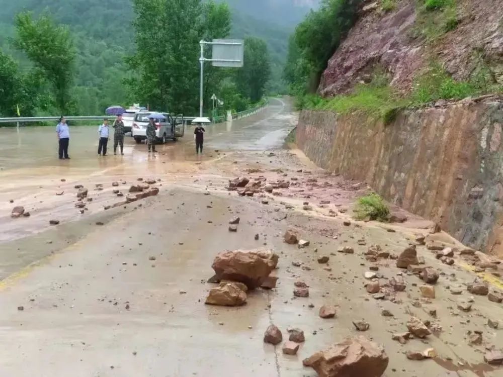 山西阳城:洪灾中的"逆行者"