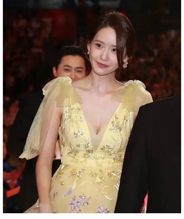 韩国最火女团c位林允儿新照大玩诱惑性感,颜值在线