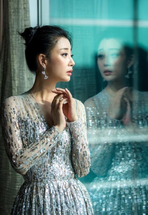 殷桃真不像中年人一袭银色亮片裙闪耀又迷人窈窕身姿不输少女