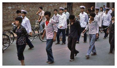 中国80年代罕见的严打老照片:最后一张近似杨幂!