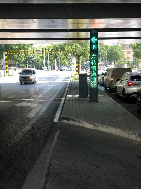 借道左转车道信号灯指示谢非"需要强调的是借道左转信号灯为红灯的