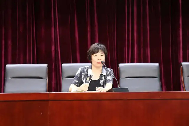 会议的最后,张校长为学校周士明老师颁发了退休证书.并合影留念.