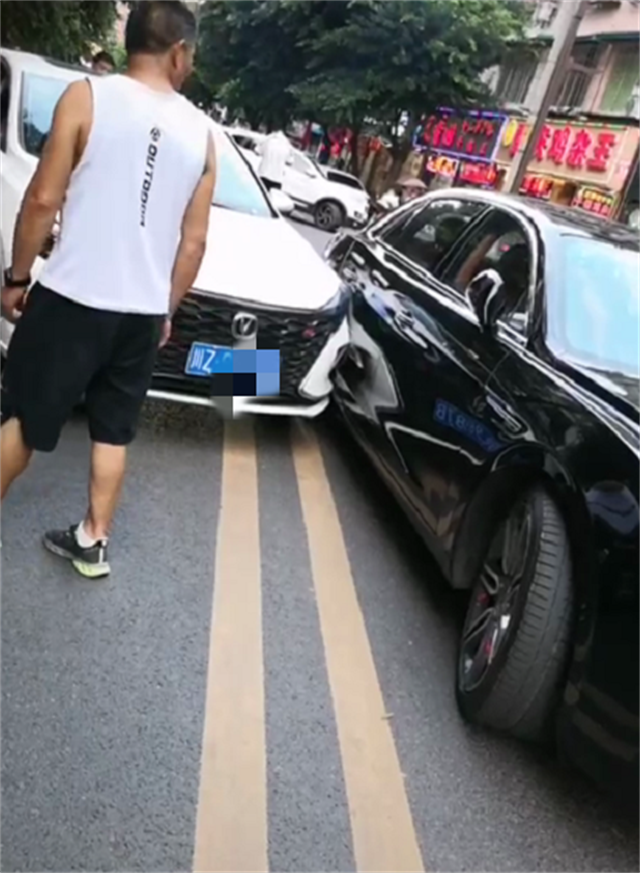 又一起豪车事故!百万宾利被撞,对方在双黄线变道剐蹭,车损接近6位数