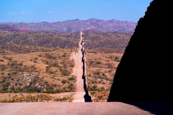 致命热浪席卷亚利桑那,美墨边境惊现43具移民尸体