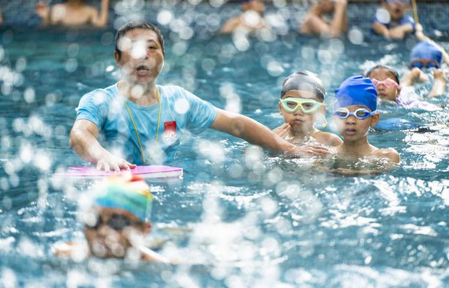 要求中小学生都要学会游泳 有的游泳培训机构人员说 小学六年级毕业生