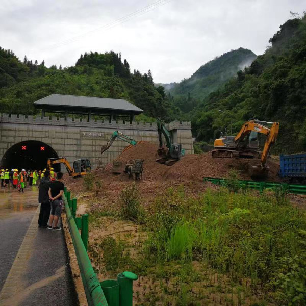 雅康高速紫石隧道已半幅抢通 仍在交通管制中