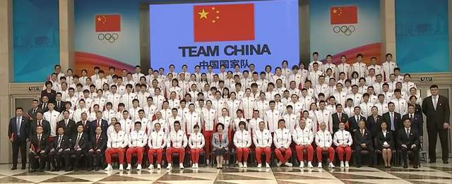 中国奥运代表团合影座次有讲究,郎平首屈一指,朱婷不在c位